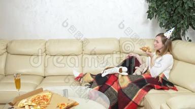孤独的女人在软玩具的<strong>陪伴</strong>下，在沙发上，喝酒